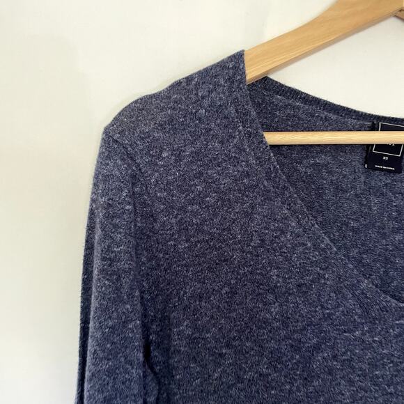 GAP navy v-neck sweater knit women's size XS casual soft winter top fall - Picture 2 of 5